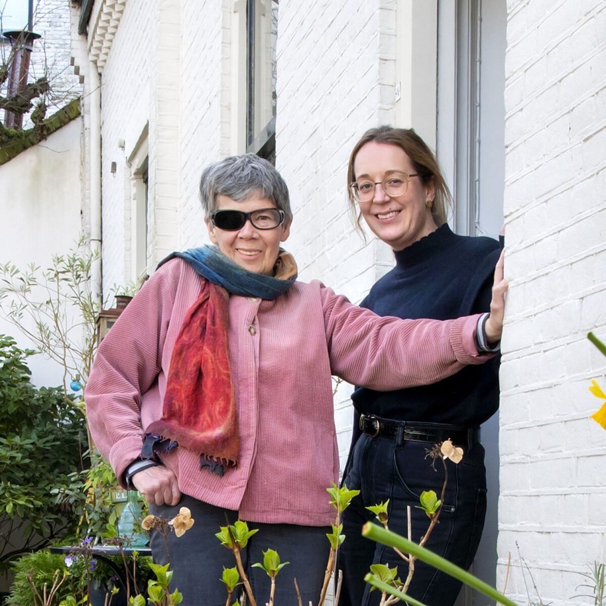 Twee personen voor de deur van een woning