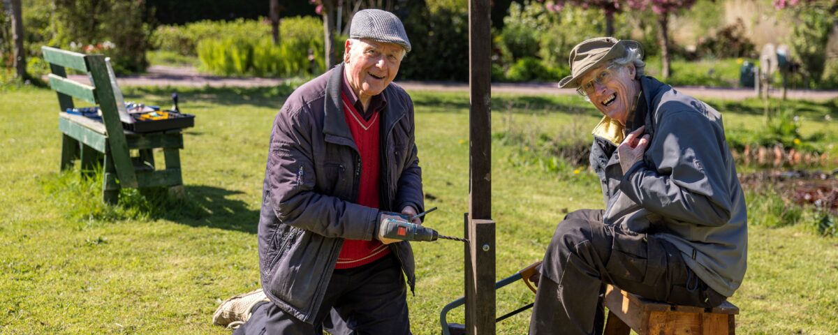 Twee mannen buiten aan het klussen