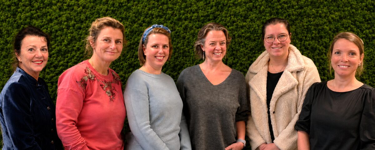 6 vrouwen naast elkaar
