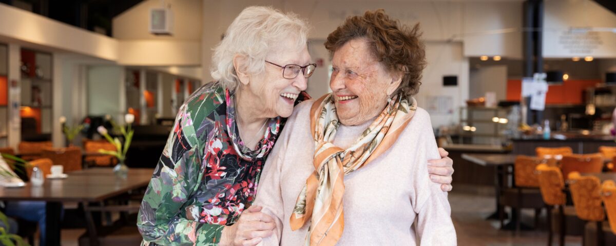 Twee vrouwen in gemeenschappelijke ruimte van Kennemerhart