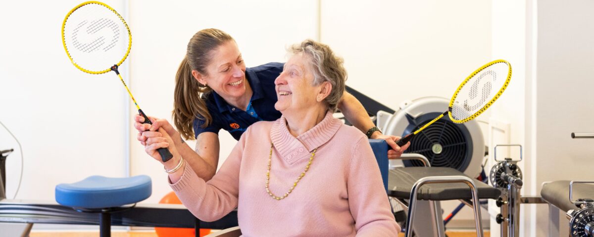 Collega met vrouw en badmintonrackets