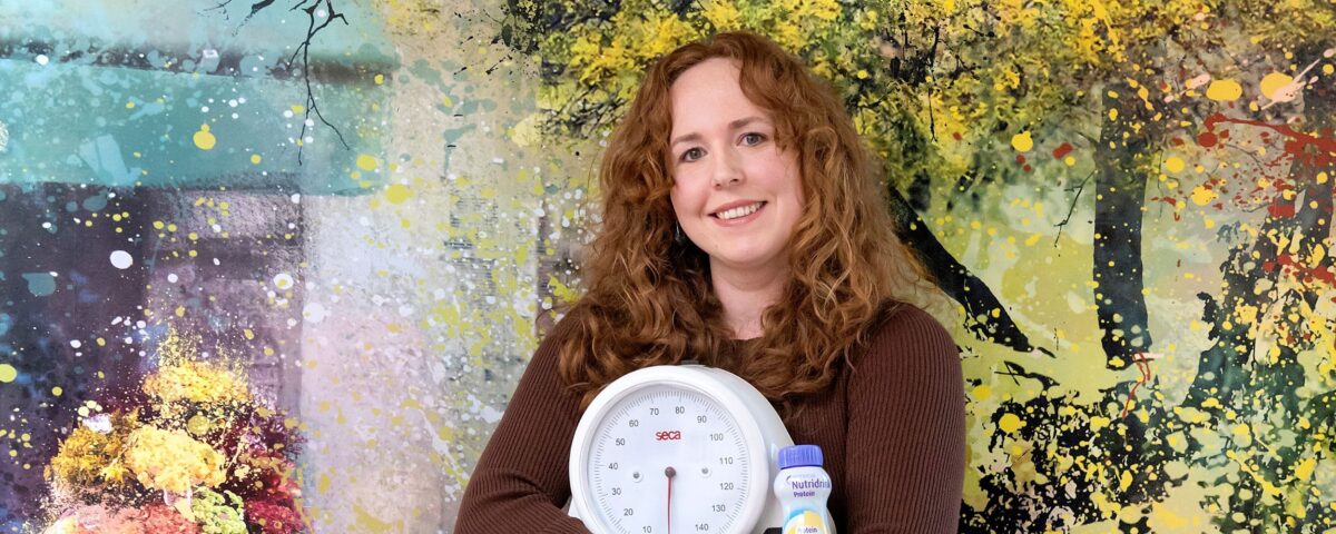 Vrouw met weegschaal in de hand