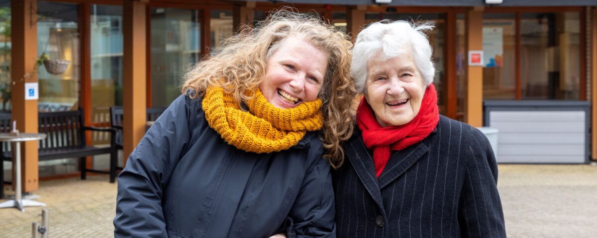 Twee vrouwen buiten voor verpleeghuis van Kennemerhart