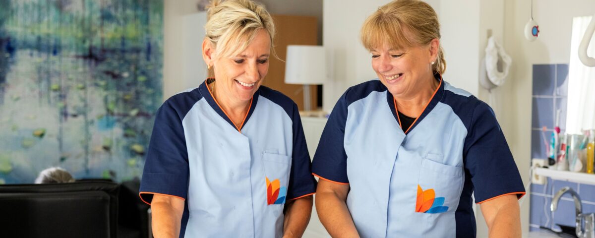 Twee collega's bed aan het opmaken
