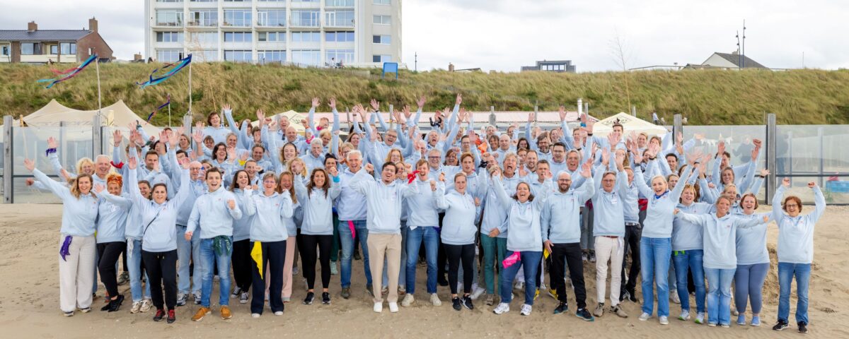 Collega's Kennemerhart op het strand
