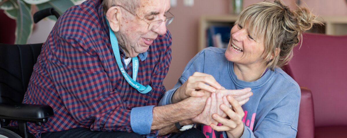 Handmassage bij man in rolstoel