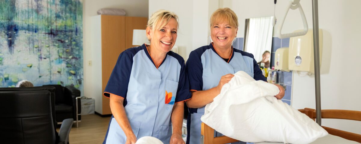 Twee collega's maken een bed op