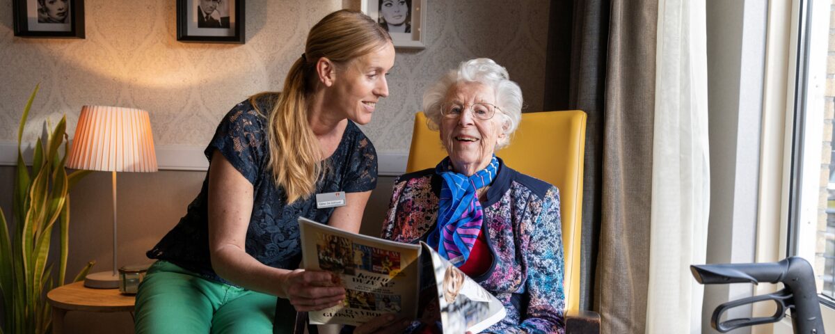 Collega leest met vrouw de krant