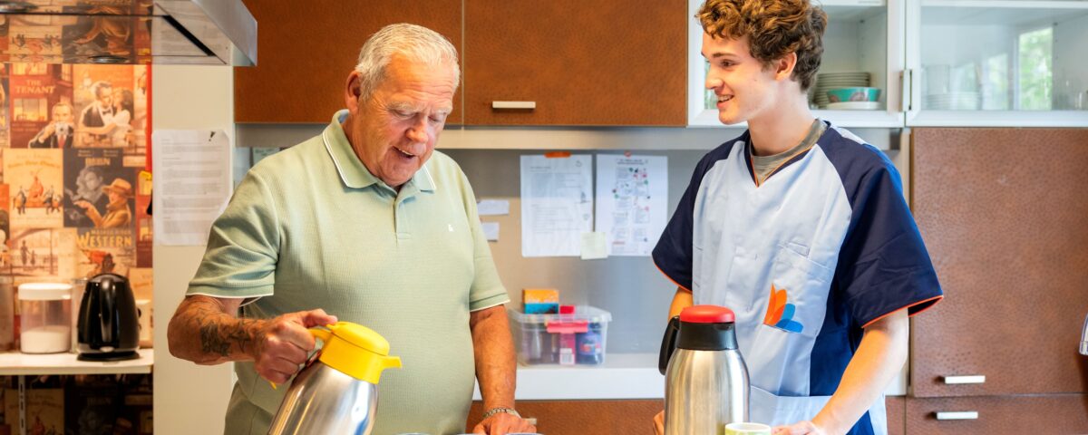 Twee mannen schenken koffie uit