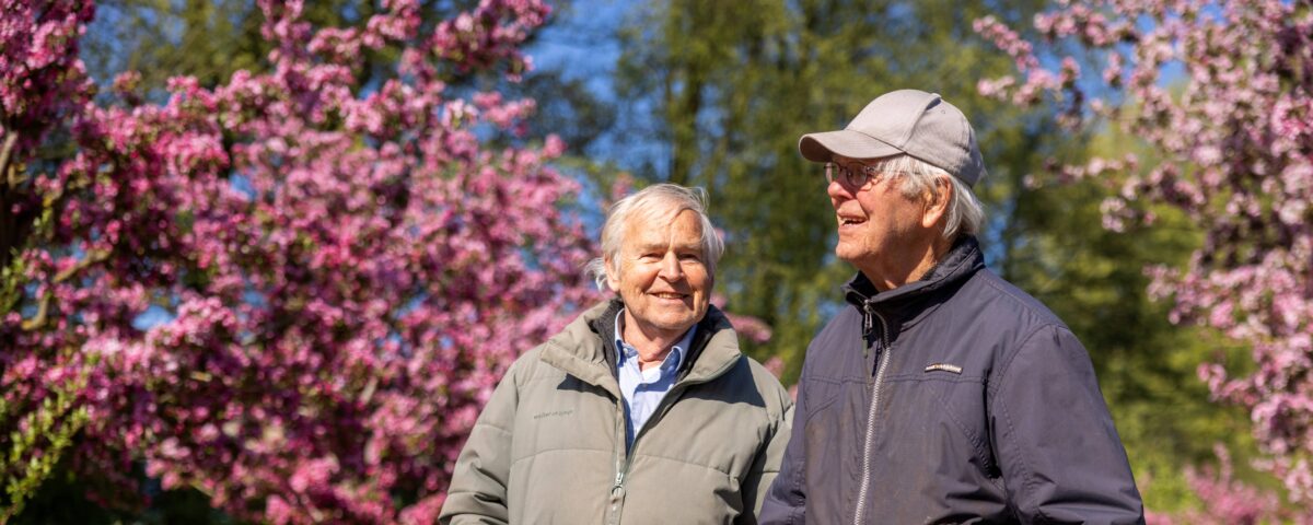 Twee mannen lopen buiten