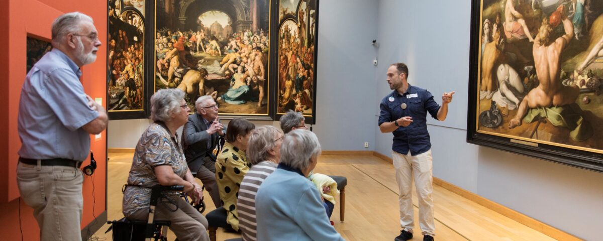 Groep oudere mensen in museum
