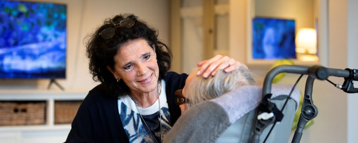 Vrouw met hand op het hoofd bij cliënt