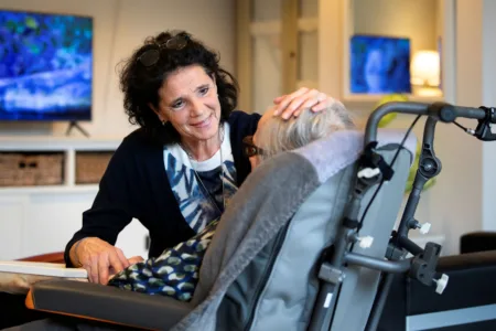Vrouw met hand op het hoofd bij cliënt