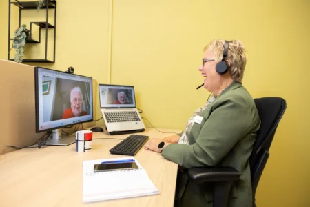 Collega aan het beeldbellen met vrouw