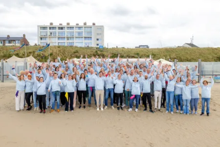 Collega's Kennemerhart op het strand