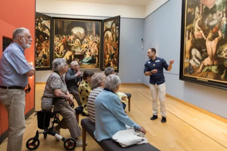 Groep oudere mensen in museum