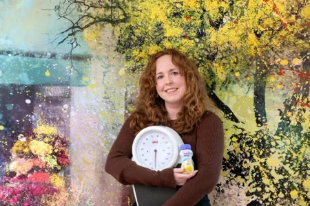Vrouw met weegschaal in de hand