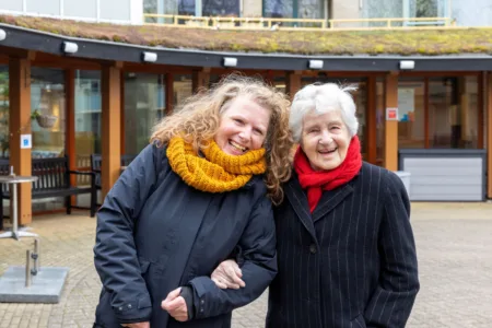 Twee vrouwen buiten voor verpleeghuis van Kennemerhart