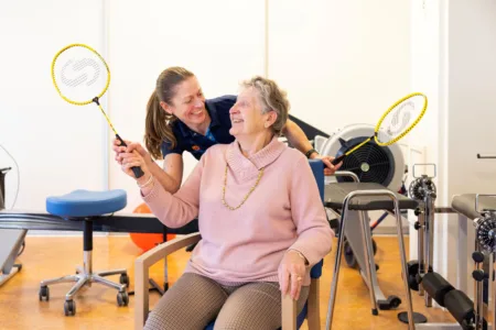 Collega met vrouw en badmintonrackets