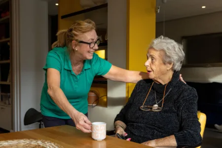 Collega brengt een kop koffie aan vrouw