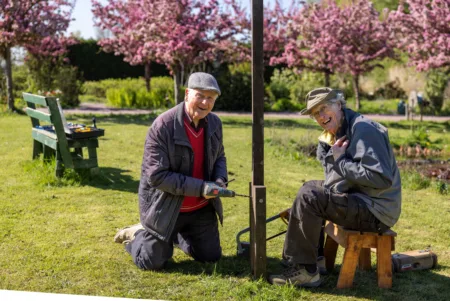 Twee mannen buiten aan het klussen