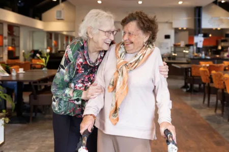 Twee vrouwen in gemeenschappelijke ruimte van Kennemerhart