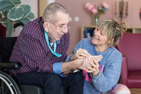 Handmassage bij man in rolstoel