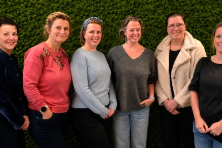 6 vrouwen naast elkaar