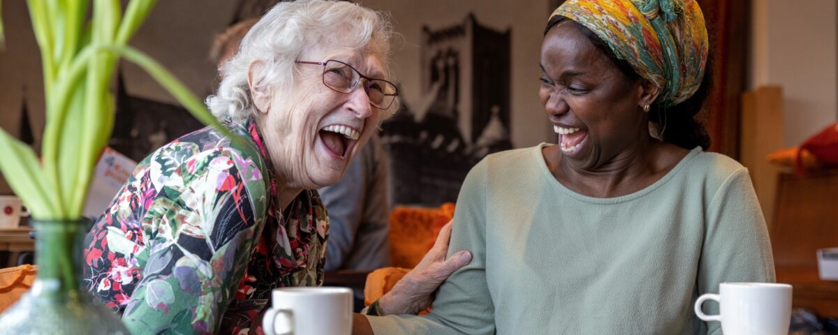 Twee vrouwen drinken koffie