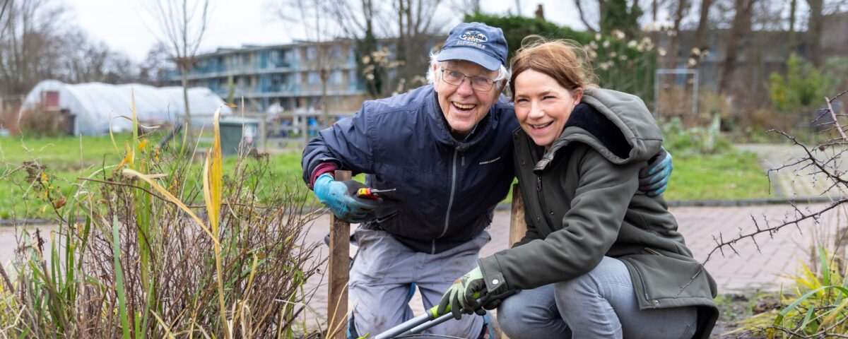 Cliënt dagbesteding is samen met een collega van Kennemerhart aan het tuinieren