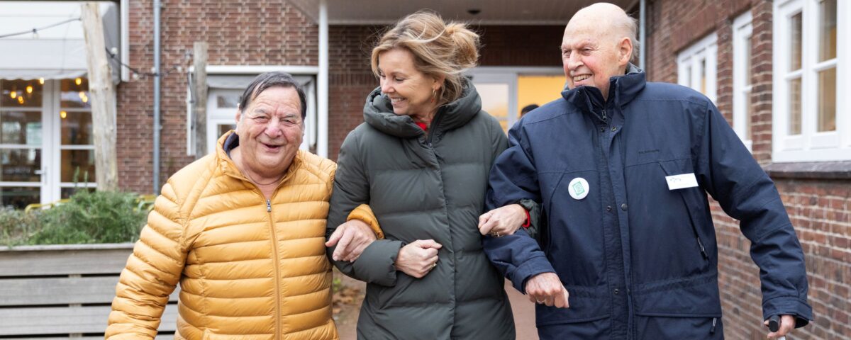 Cliënten lopen samen buiten bij Dreefhart