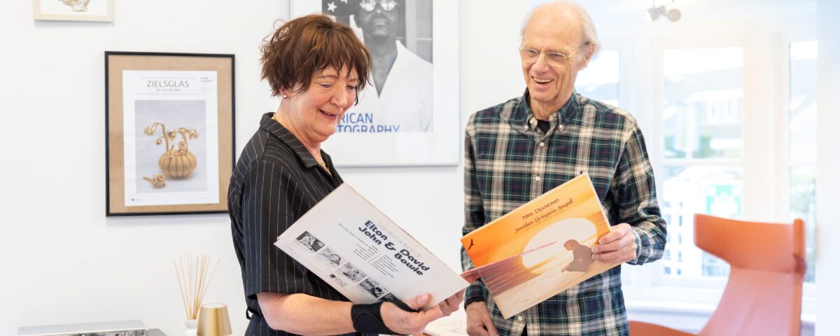 Man en vrouw bekijken LP's