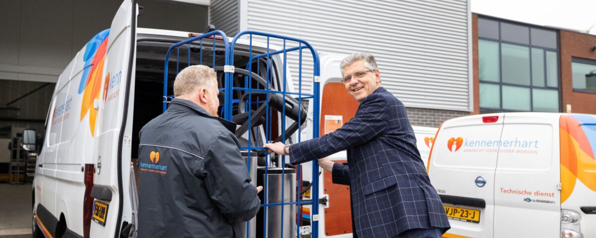 Twee collega's met bus van Kennemerhart