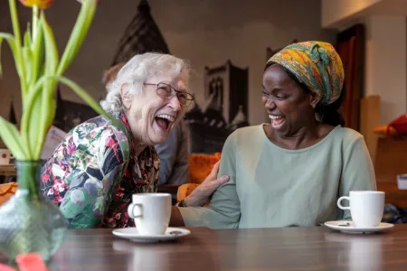 Twee vrouwen drinken koffie
