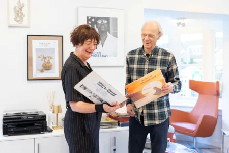 Man en vrouw bekijken LP's
