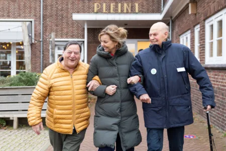 Cliënten lopen samen buiten bij Dreefhart