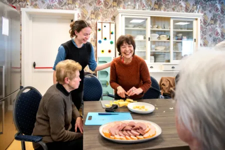 Groep vrouwen eten aan het bereiden