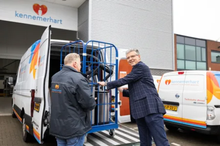 Twee collega's met bus van Kennemerhart