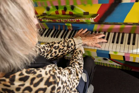 Bewoner van Kennemerhart speelt piano