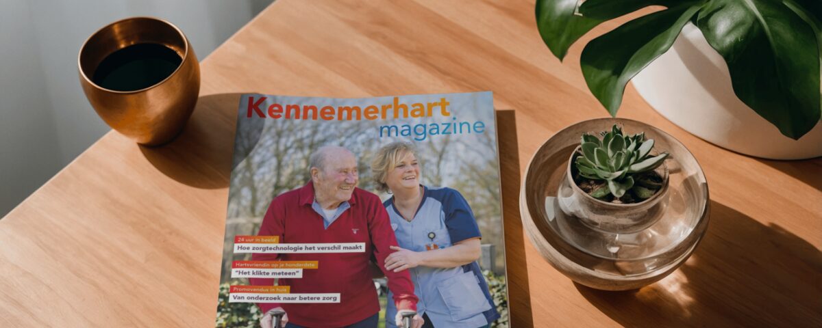 Magazine op tafel met plantje ernaast