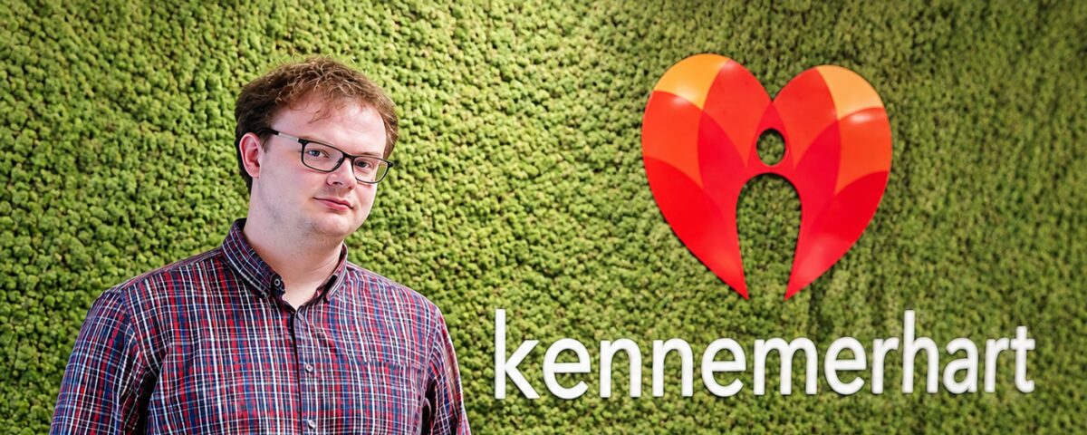 Collega met logo Kennemerhart