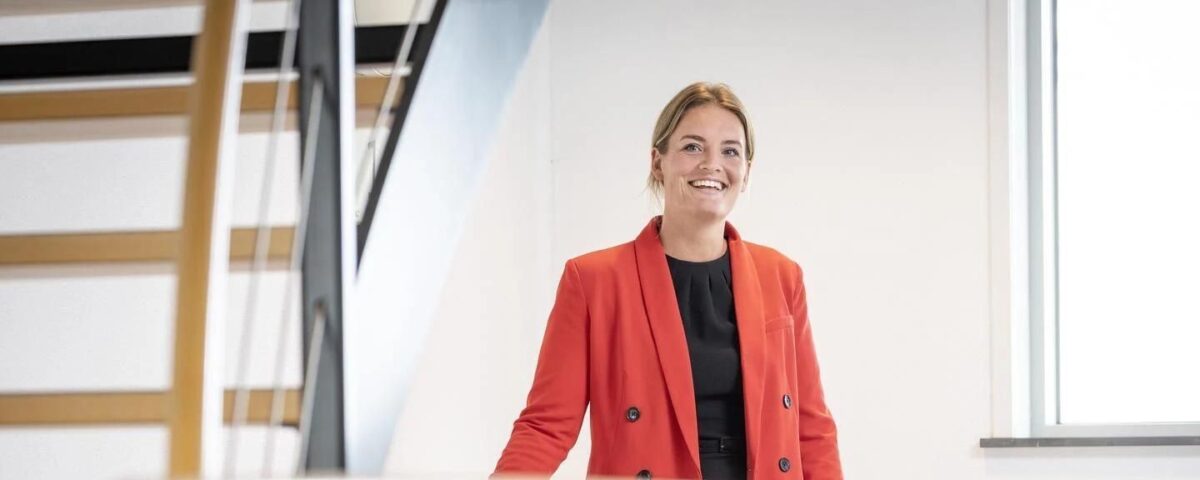 Vrouw bij trap