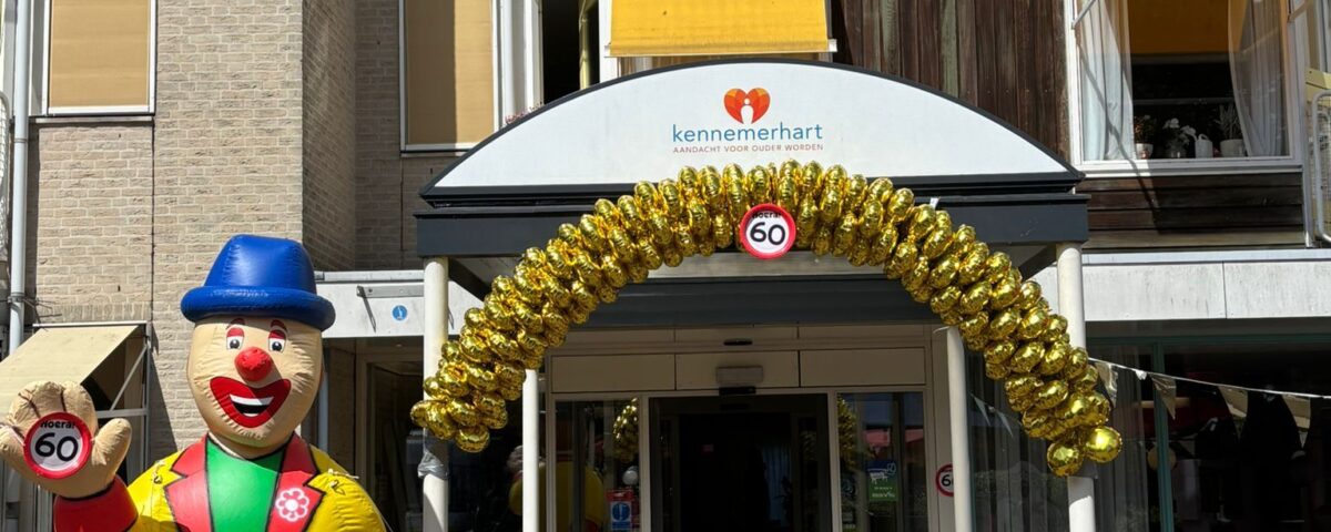 Gebouw De Rijp Kennemerhart met feestelijke boog