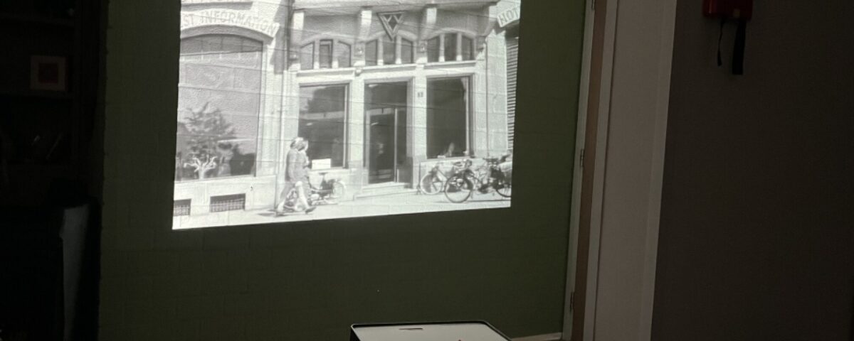 Een geprojecteerde zwart-witafbeelding op een muur
