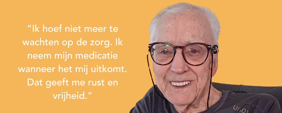 Oudere man met bril poseert