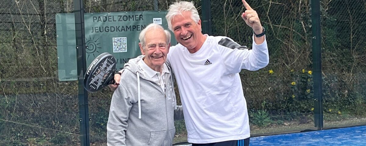 Twee heren op de padelbaan