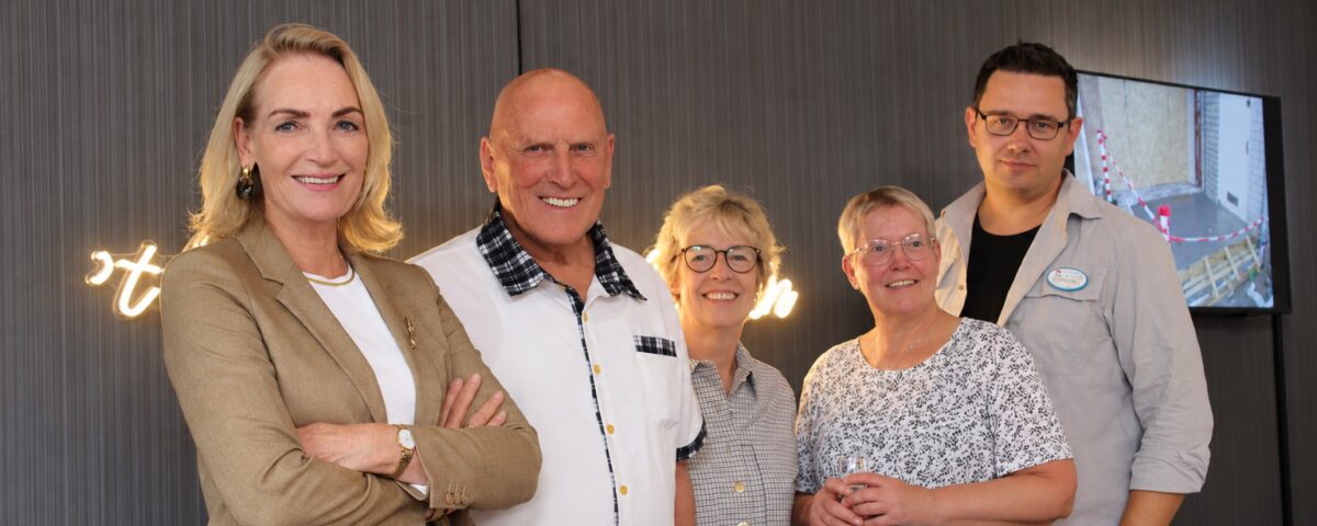 Groepsfoto met 5 mensen