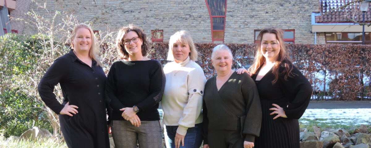 5 collega's samen buiten