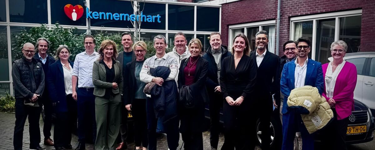 Groep mensen voor gebouw van Kennemerhart
