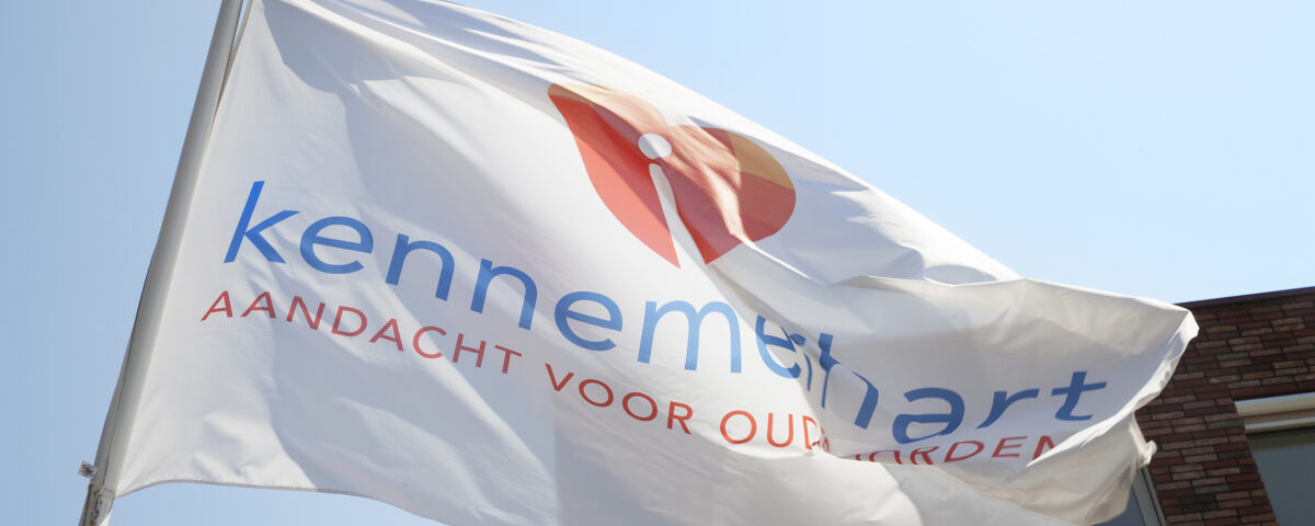 Wapperende vlag Kennemerhart